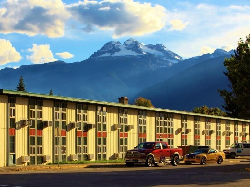 Grizz Hotel Revelstoke Zewnętrze zdjęcie